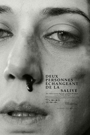 Deux personnes échangeant de la salive