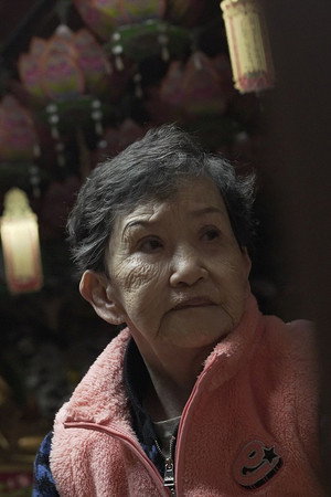 파도 위에서 춤추는 여자